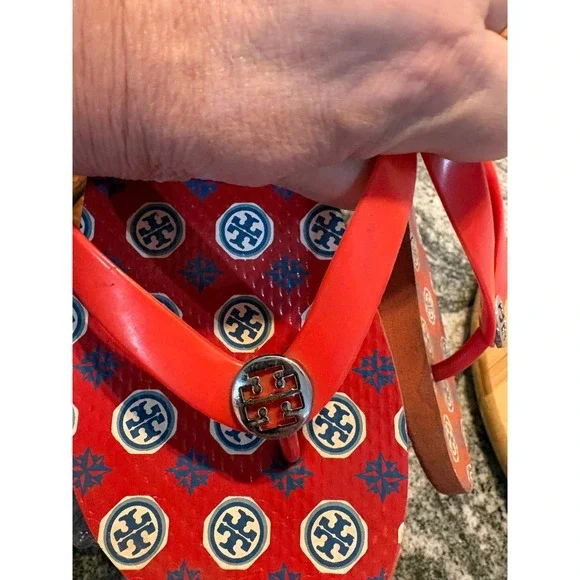 Tory Burch Red Logo Print Flip Flop Sandals Silver Tone Medallion Thong Shoes - Picture 8 of 8